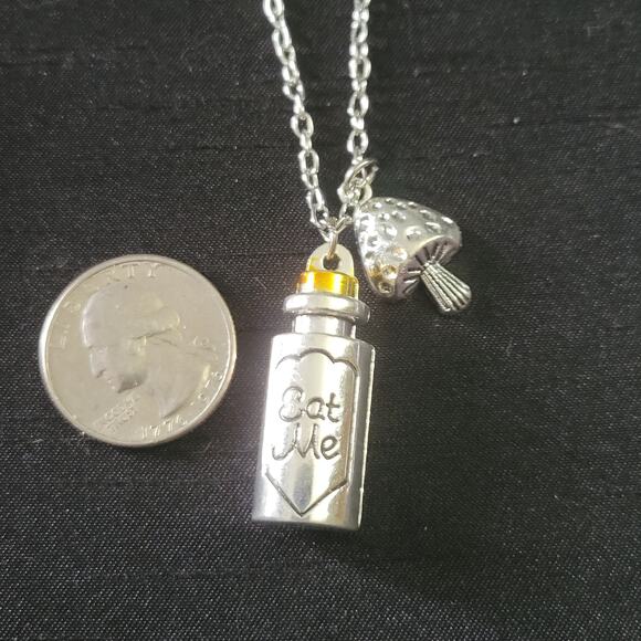 Alice in Wonderland Eat Me pendant necklace with mushroom charm silver & gold - Picture 2 of 2